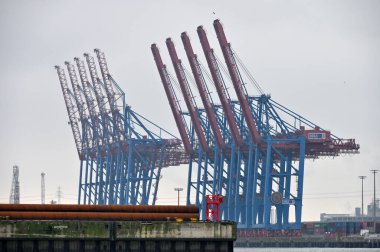 Hamburg, Almanya - 20 Nisan 2025: Hamburg Limanı 'ndaki vinçler (Hamburger Hafen) Elbe Almanyası' nın en büyük limanıdır..
