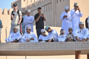 Nizwa, Umman - 25 Ekim 2024: Geleneksel giyinmiş kimliği belirsiz Umman insanları, Umman Sultanı Nizwa 'daki keçi pazarını ziyaret edin.