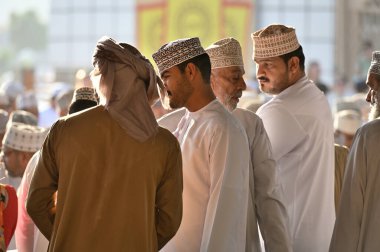 Nizwa, Umman - 25 Ekim 2024: Geleneksel giyinmiş kimliği belirsiz Umman insanları, Umman Sultanı Nizwa 'daki keçi pazarını ziyaret edin.