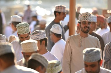 Nizwa, Umman - 25 Ekim 2024: Geleneksel giyinmiş kimliği belirsiz Umman insanları, Umman Sultanı Nizwa 'daki keçi pazarını ziyaret edin.