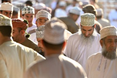 Nizwa, Umman - 25 Ekim 2024: Geleneksel giyinmiş kimliği belirsiz Umman insanları, Umman Sultanı Nizwa 'daki keçi pazarını ziyaret edin.
