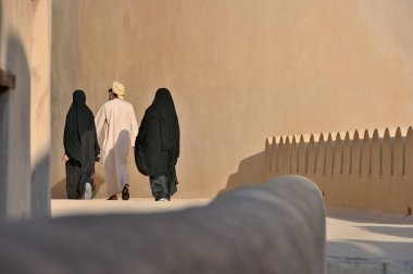 Nizwa, Umman - 24 Ekim 2024: Ortadoğu, Umman Sultanı Nizwa 'da kimliği belirsiz insanlar yürüyor