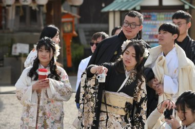 Kyoto, Japonya - 21 Şubat 2025: Kimliği belirsiz insanlar Japonya 'nın Kyoto kentindeki bir tapınak bahçesini ziyaret ettiler.