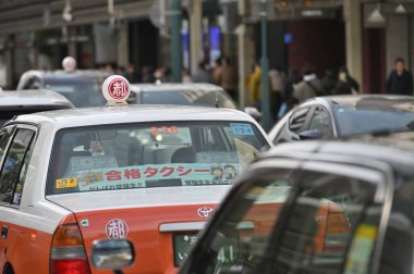 Kyoto, Japonya - 19 Şubat 2025: Japonya 'nın merkezindeki bir caddede taksi.