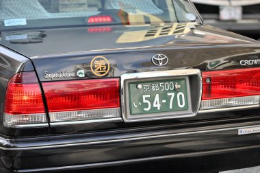 Kyoto, Japonya - 19 Şubat 2025: Kyoto, Japonya 'nın merkezindeki bir caddeye yakın çekim.