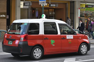 Kyoto, Japonya - 19 Şubat 2025: Japonya 'nın merkezindeki bir caddede taksi.