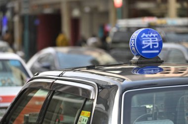 Kyoto, Japonya - 19 Şubat 2025: Japonya 'nın merkezindeki bir caddede taksi tabelası.