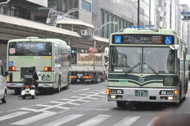 Kyoto, Japonya - 19 Şubat 2025: Japonya 'nın merkezindeki bir caddede trafik.