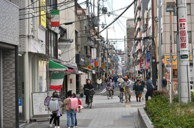 Osaka, Japonya - 18 Şubat 2025: Osaka, Japonya 'nın merkezinde dar bir sokakta kimliği belirsiz insanlar.