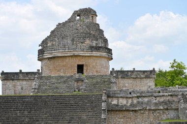 Meksika 'daki Yucatan Yarımadası' ndaki Chichen Itza arkeoloji sahasında antik kalıntılar.,