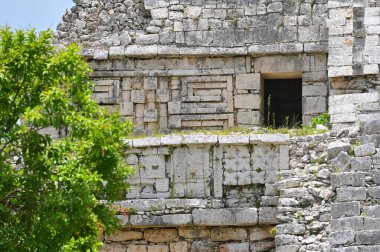 Meksika 'daki Yucatan Yarımadası' ndaki Chichen Itza arkeoloji sahasında antik kalıntılar.,