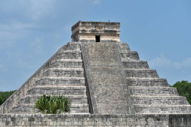 Meksika 'daki Yucatan Yarımadası' ndaki Chichen Itza arkeoloji sahasında antik kalıntılar.,