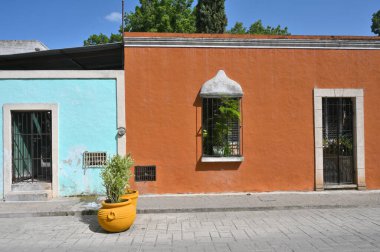 Renkli kırmızı ve mavi duvar ve Valladolid 'in merkezinde eski kapılar, Yucatan, Meksika