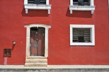 Renkli kırmızı duvar ve Valladolid 'in merkezinde eski kapı, Yucatan, Meksika