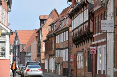 Luneburg, Almanya - 21 Nisan 2025: Güzel bir Alman şehrinde ortaçağ mimarisi - Luneburg, Aşağı Saksonya, Almanya