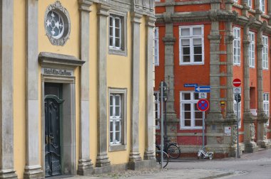 Luneburg, Almanya - 21 Nisan 2025: Güzel bir Alman şehrinde ortaçağ mimarisi - Luneburg, Aşağı Saksonya, Almanya