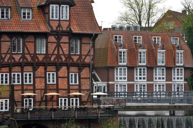 Luneburg, Almanya - 21 Nisan 2025: Güzel bir Alman şehrinde ortaçağ mimarisi - Luneburg, Aşağı Saksonya, Almanya