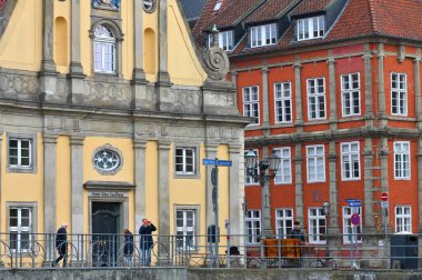 Luneburg, Almanya - 21 Nisan 2025: Güzel bir Alman şehrinde ortaçağ mimarisi - Luneburg, Aşağı Saksonya, Almanya