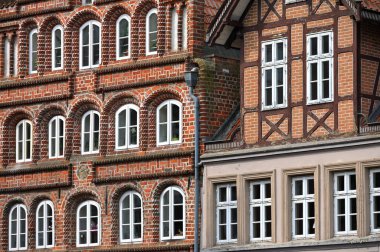 Luneburg, Almanya - 21 Nisan 2025: Güzel bir Alman şehrinde ortaçağ mimarisi - Luneburg, Aşağı Saksonya, Almanya
