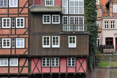 Luneburg, Almanya - 21 Nisan 2025: Güzel bir Alman şehrinde ortaçağ mimarisi - Luneburg, Aşağı Saksonya, Almanya