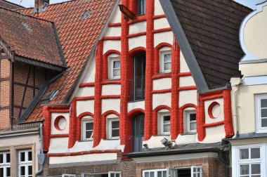 Luneburg, Almanya - 21 Nisan 2025: Güzel bir Alman şehrinde ortaçağ mimarisi - Luneburg, Aşağı Saksonya, Almanya