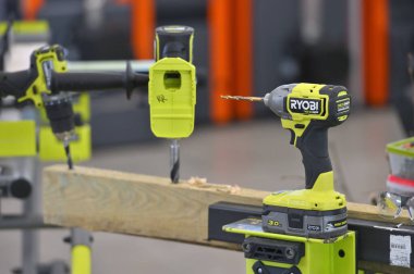 Kaunas, Litvanya - 27 Mart 2025: Kaunas, Litvanya 'da satılık profesyonel elektrikli Ryobi marka araçları.