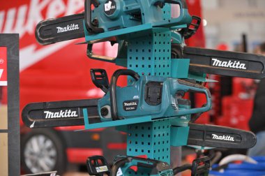 Kaunas, Litvanya - 27 Mart 2025: Kaunas, Litvanya 'da satılık profesyonel elektrikli Makita marka araçlar.