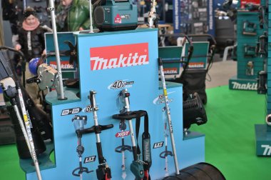 Kaunas, Litvanya - 27 Mart 2025: Kaunas, Litvanya 'da satılık profesyonel elektrikli Makita marka araçlar.