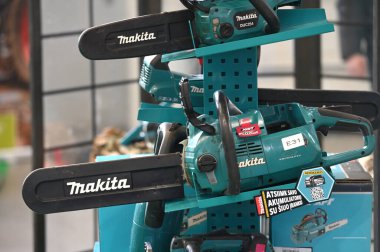 Kaunas, Litvanya - 27 Mart 2025: Kaunas, Litvanya 'da satılık profesyonel elektrikli Makita marka araçlar.