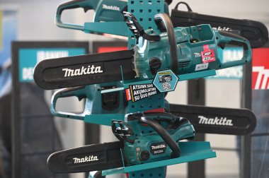 Kaunas, Litvanya - 27 Mart 2025: Kaunas, Litvanya 'da satılık profesyonel elektrikli Makita marka araçlar.