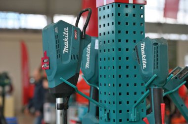 Kaunas, Litvanya - 27 Mart 2025: Kaunas, Litvanya 'da satılık profesyonel elektrikli Makita marka araçlar.