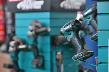 Kaunas, Litvanya - 27 Mart 2025: Kaunas, Litvanya 'da satılık profesyonel elektrikli Makita marka araçlar.