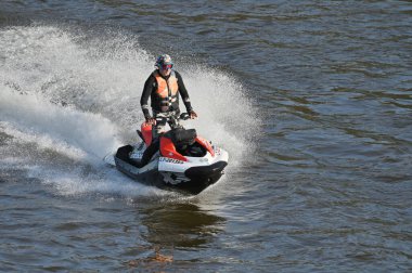 Vilnius, 17 Nisan 2025: Vilnius, Litvanya 'da su motosikletinde kimliği belirsiz insanlar. 