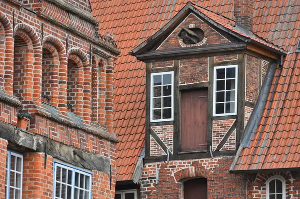 Luneburg, Almanya - 21 Nisan 2025: Güzel bir Alman şehrinde ortaçağ mimarisi - Luneburg, Aşağı Saksonya, Almanya