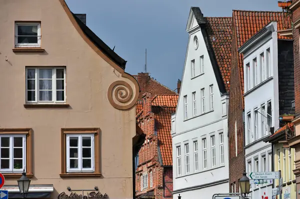 Luneburg, Almanya - 21 Nisan 2025: Güzel bir Alman şehrinde ortaçağ mimarisi - Luneburg, Aşağı Saksonya, Almanya