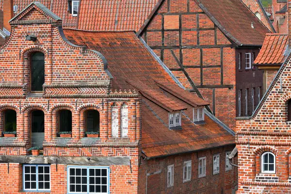 Luneburg, Almanya - 21 Nisan 2025: Güzel bir Alman şehrinde ortaçağ mimarisi - Luneburg, Aşağı Saksonya, Almanya