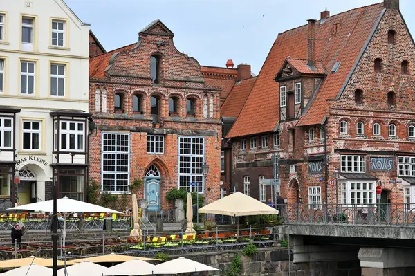 Luneburg, Almanya - 21 Nisan 2025: Güzel bir Alman şehrinde ortaçağ mimarisi - Luneburg, Aşağı Saksonya, Almanya