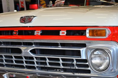 Vilnius, Litvanya - 4 Nisan 2025: Vilnius, Litvanya 'daki klasik Amerikan arabasının detayları. Litvanya 'nın başkenti Vilnius' ta araba sergisi Klasik Otomobil