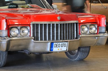 Vilnius, Litvanya - 4 Nisan 2025: Vilnius, Litvanya 'daki klasik Amerikan arabası Cadillac' ın detayları. Litvanya 'nın başkenti Vilnius' ta araba sergisi Klasik Otomobil