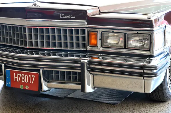 Vilnius, Litvanya - 4 Nisan 2025: Vilnius, Litvanya 'daki klasik Amerikan arabası Cadillac' ın detayları. Litvanya 'nın başkenti Vilnius' ta araba sergisi Klasik Otomobil