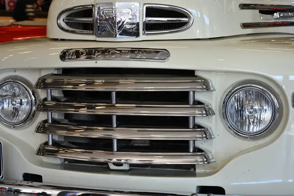 Vilnius, Litvanya - 4 Nisan 2025: Vilnius, Litvanya 'daki klasik Amerikan arabası Cadillac' ın detayları. Litvanya 'nın başkenti Vilnius' ta araba sergisi Klasik Otomobil