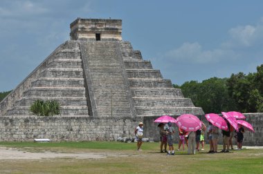 Chichen Itza, Meksika - 17 Temmuz 2023: Meksika 'nın Yucatan Yarımadası' ndaki Chichen Itza arkeolojik alanındaki Antik kalıntılarda tanımlanamayan insanlar,