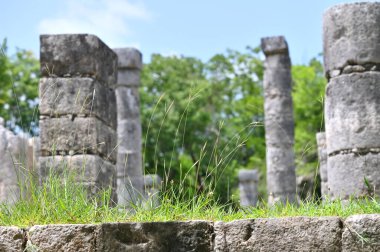 Meksika 'daki Yucatan Yarımadası' ndaki Chichen Itza arkeoloji sahasında antik kalıntılar.,