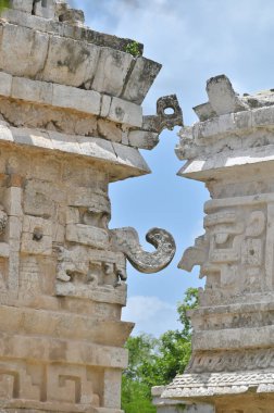Meksika 'daki Yucatan Yarımadası' ndaki Chichen Itza arkeoloji sahasında antik kalıntılar.,