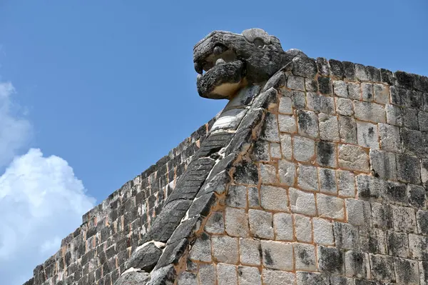 Meksika 'daki Yucatan Yarımadası' ndaki Chichen Itza arkeoloji sahasında antik kalıntılar.,