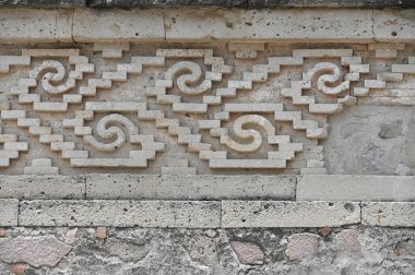 Eski antik taş Maya medeniyet öncesi piramidi, Meksika 'da oyulmuş süs eşyasıyla