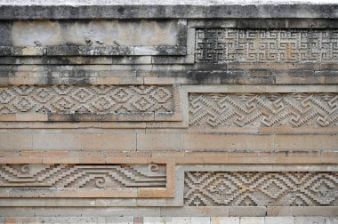 Eski antik taş Maya medeniyet öncesi piramidi, Meksika 'da oyulmuş süs eşyasıyla