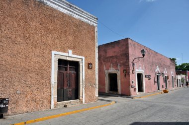Meksika, Valladolid - 19 Temmuz 2023 Valladolid, Meksika 'nın merkezinde renkli dar bir cadde.