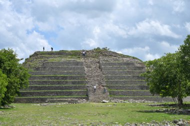 Izamal, Meksika - 19 Temmuz 2023: Maya Piramidi 'nde kimliği belirsiz kişiler, Izamal, Yucatan Yarımadası, Meksika,