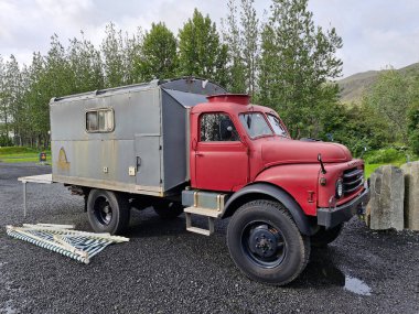 İzlanda - 01 Ağustos 2024: İzlanda 'da bir kamp alanında park edilmiş bir off-road özel kamp aracı